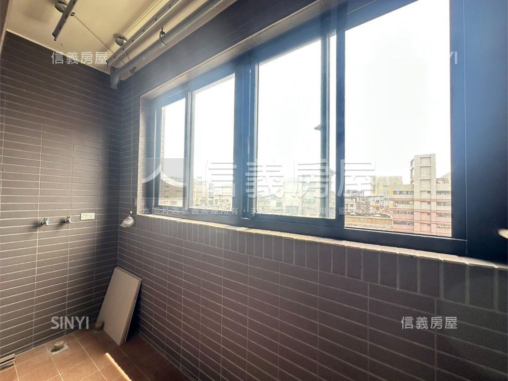 公園景觀帝王戶雙車位房屋室內格局與周邊環境