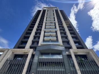 長虹天馥邊間四房車位