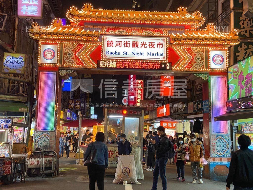 饒河夜市人潮金店面房屋室內格局與周邊環境