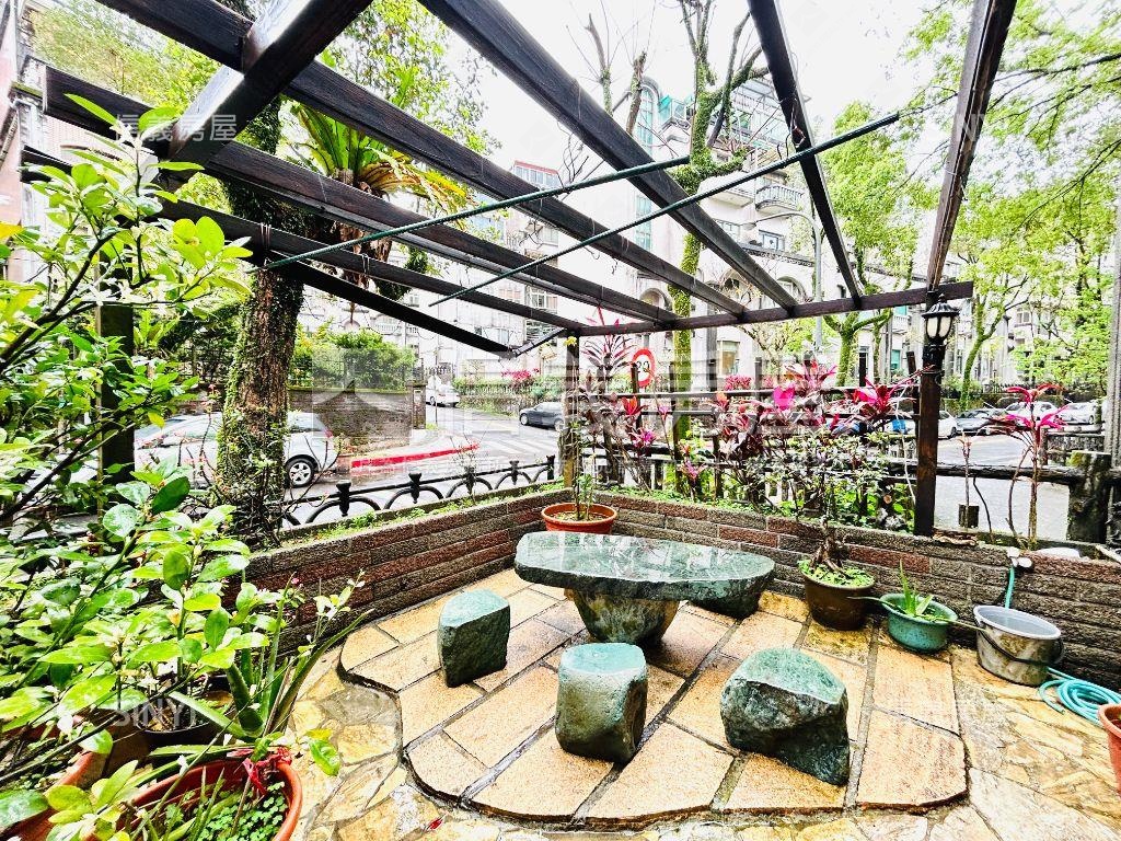瓏山林綠意環繞邊間下疊房屋室內格局與周邊環境