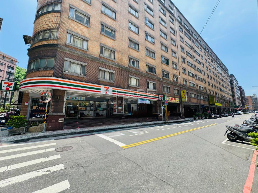 仁愛皇家帝寶三房坡平車位房屋室內格局與周邊環境