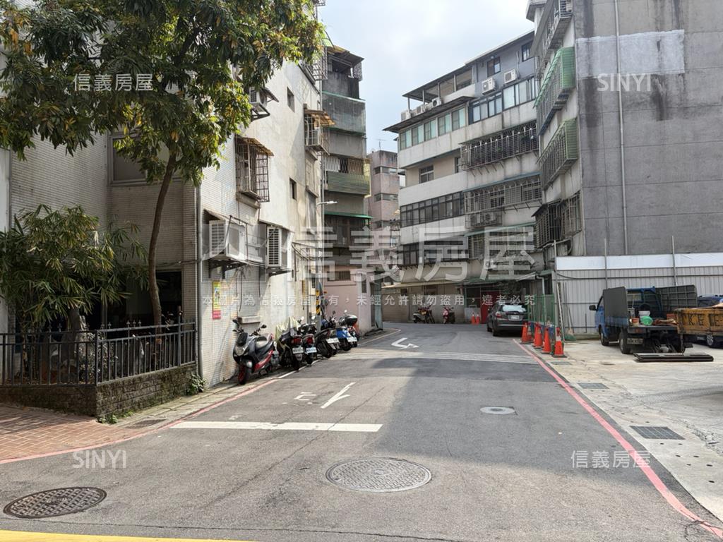 七張捷運金店面房屋室內格局與周邊環境