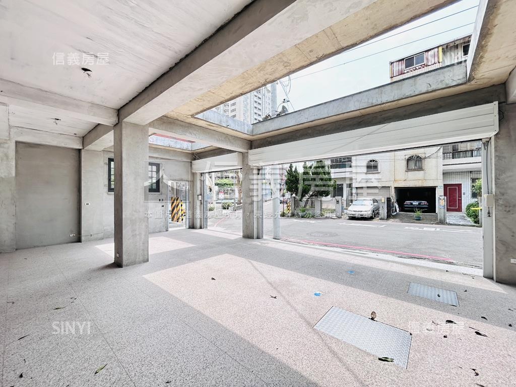 公園旁邊間電梯別墅房屋室內格局與周邊環境