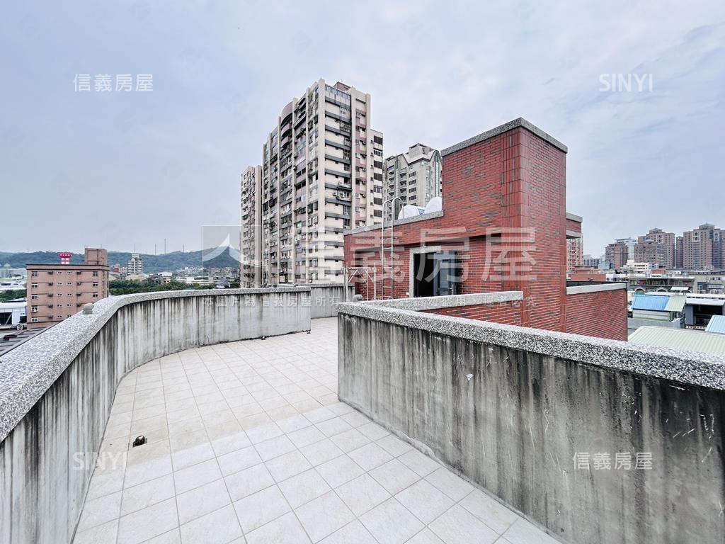 公園旁邊間電梯別墅房屋室內格局與周邊環境