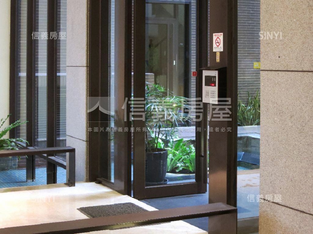 專任ＲＯＯＭ２８兩房車位房屋室內格局與周邊環境