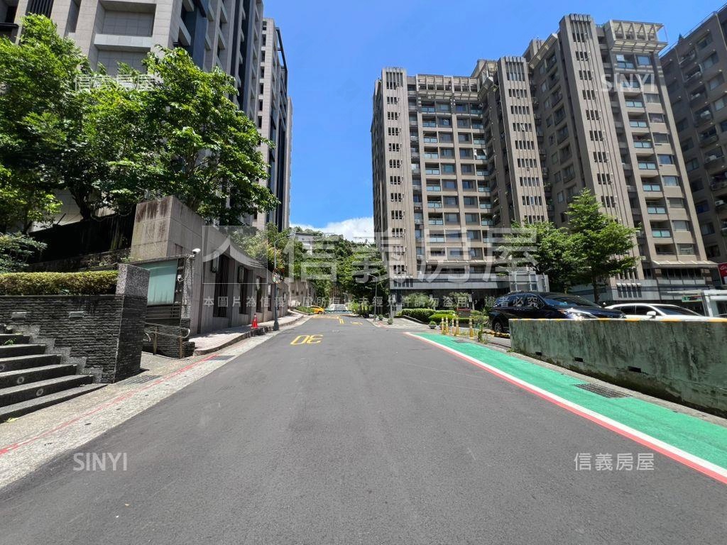 文山敦品２房１室坡平車位房屋室內格局與周邊環境