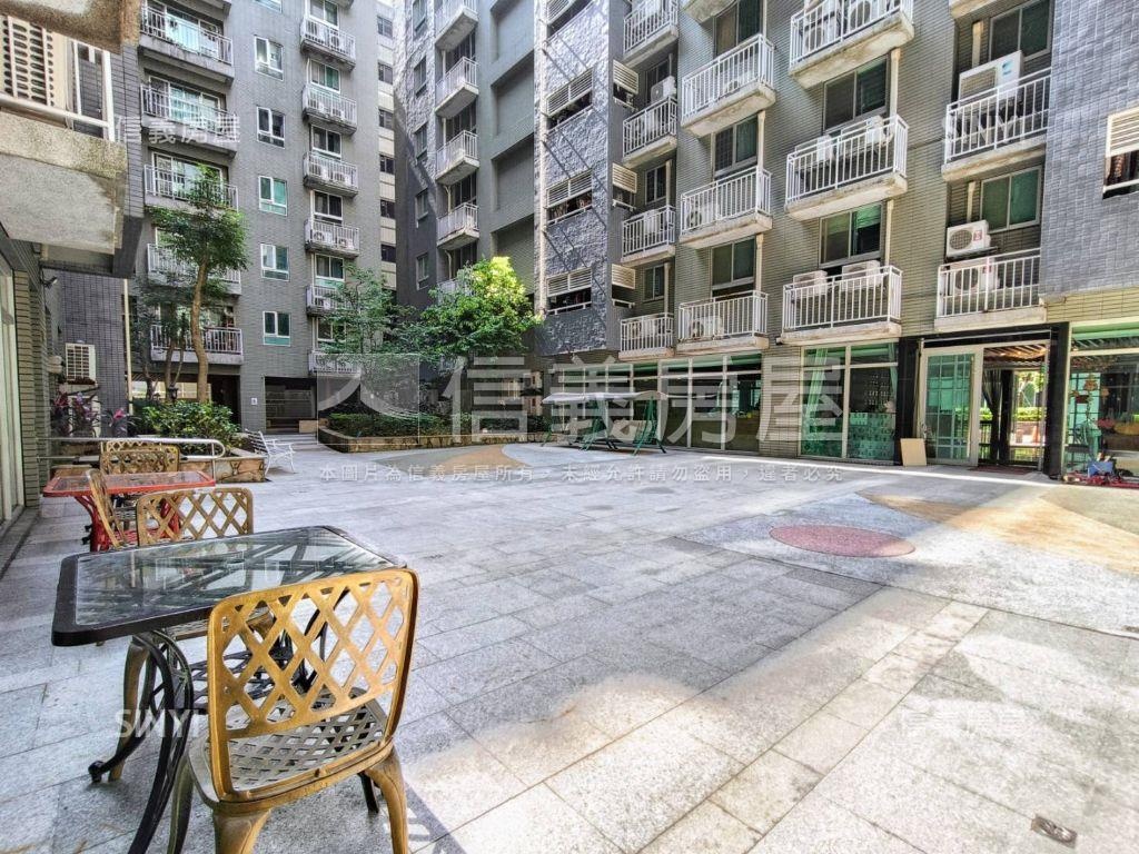 專任翡冷翠邊間２房車位房屋室內格局與周邊環境