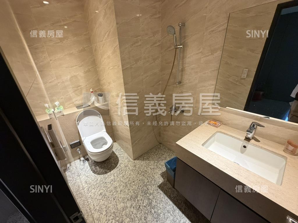 超大霸氣角間樓店房屋室內格局與周邊環境