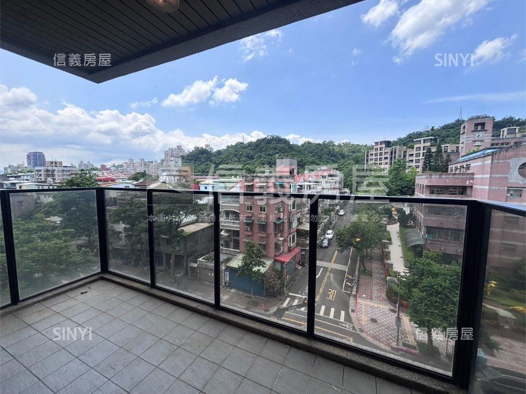 坐擁山巒久康山田房屋室內格局與周邊環境