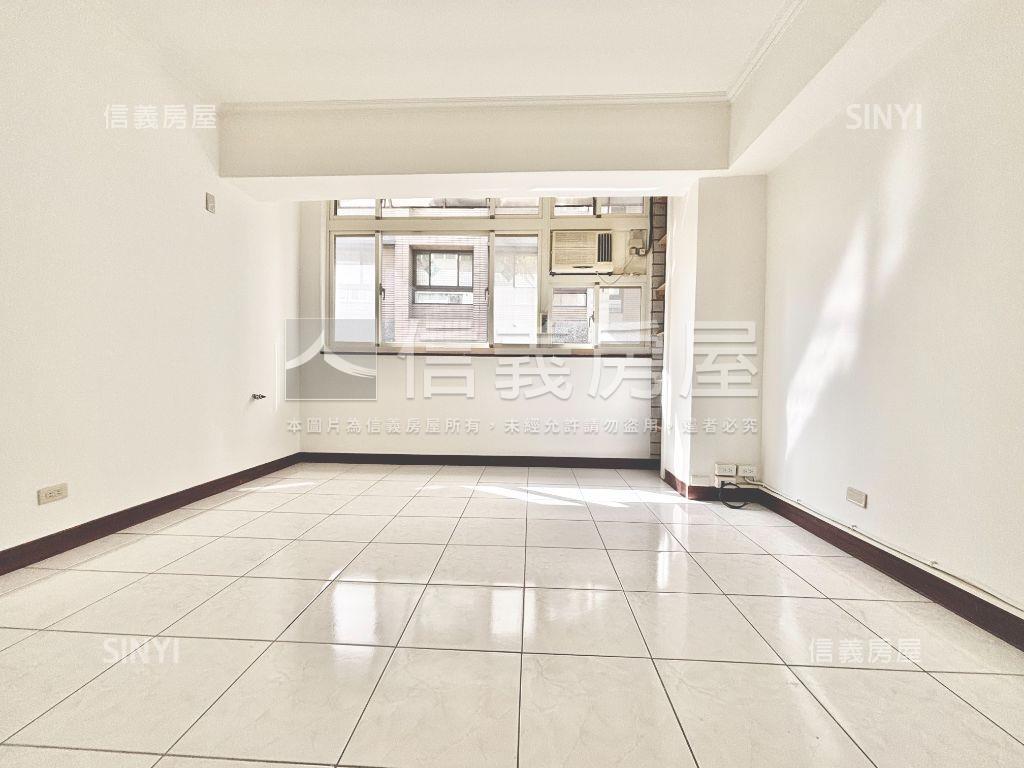 近捷運挑高兩房美邸房屋室內格局與周邊環境