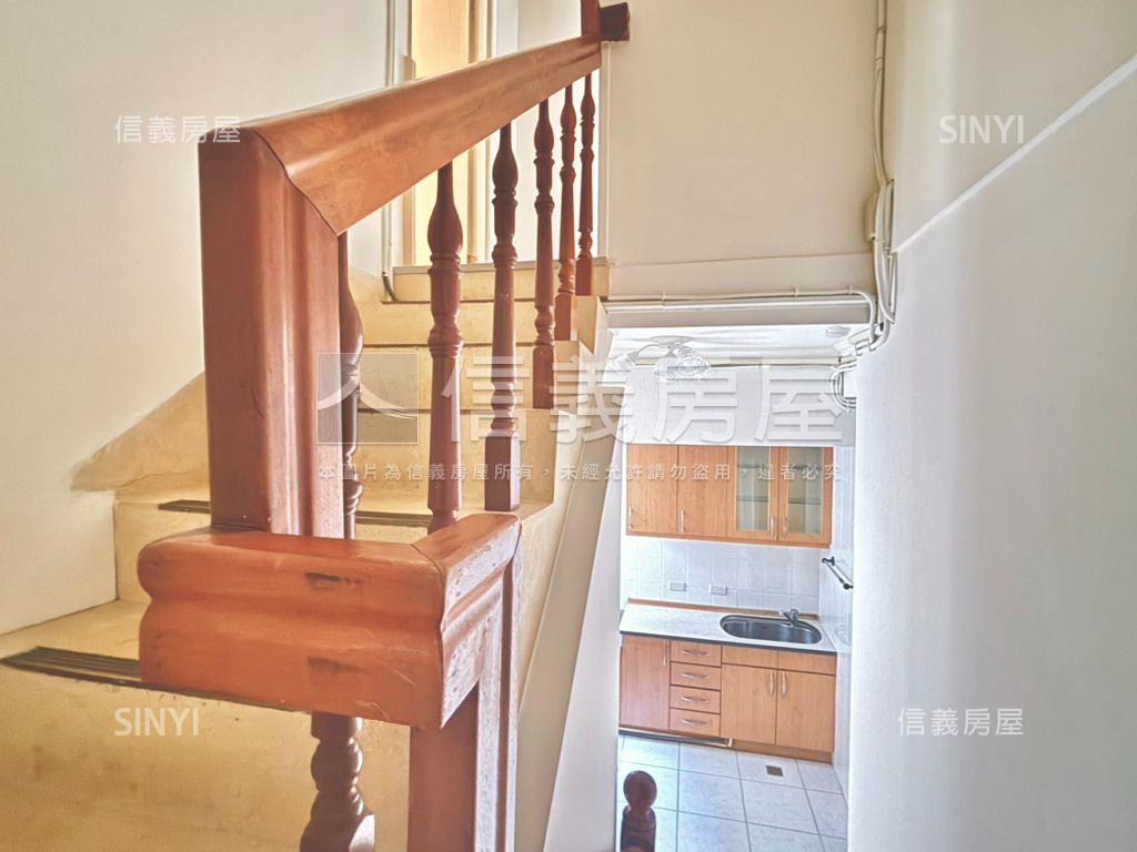 近捷運挑高兩房美邸房屋室內格局與周邊環境