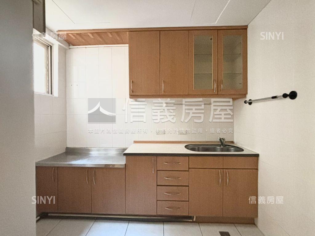 近捷運挑高兩房美邸房屋室內格局與周邊環境