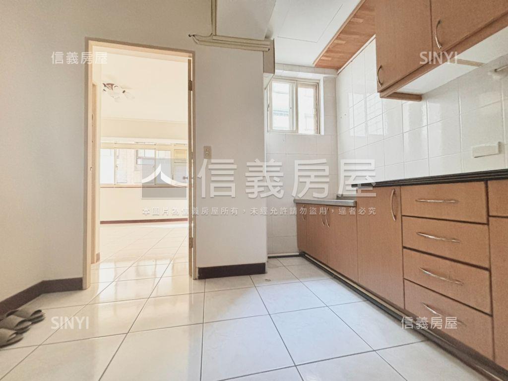 近捷運挑高兩房美邸房屋室內格局與周邊環境