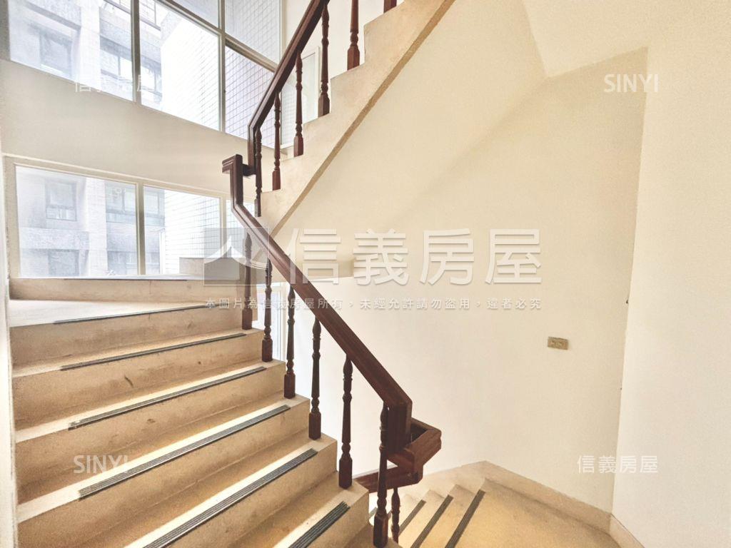 近捷運挑高兩房美邸房屋室內格局與周邊環境