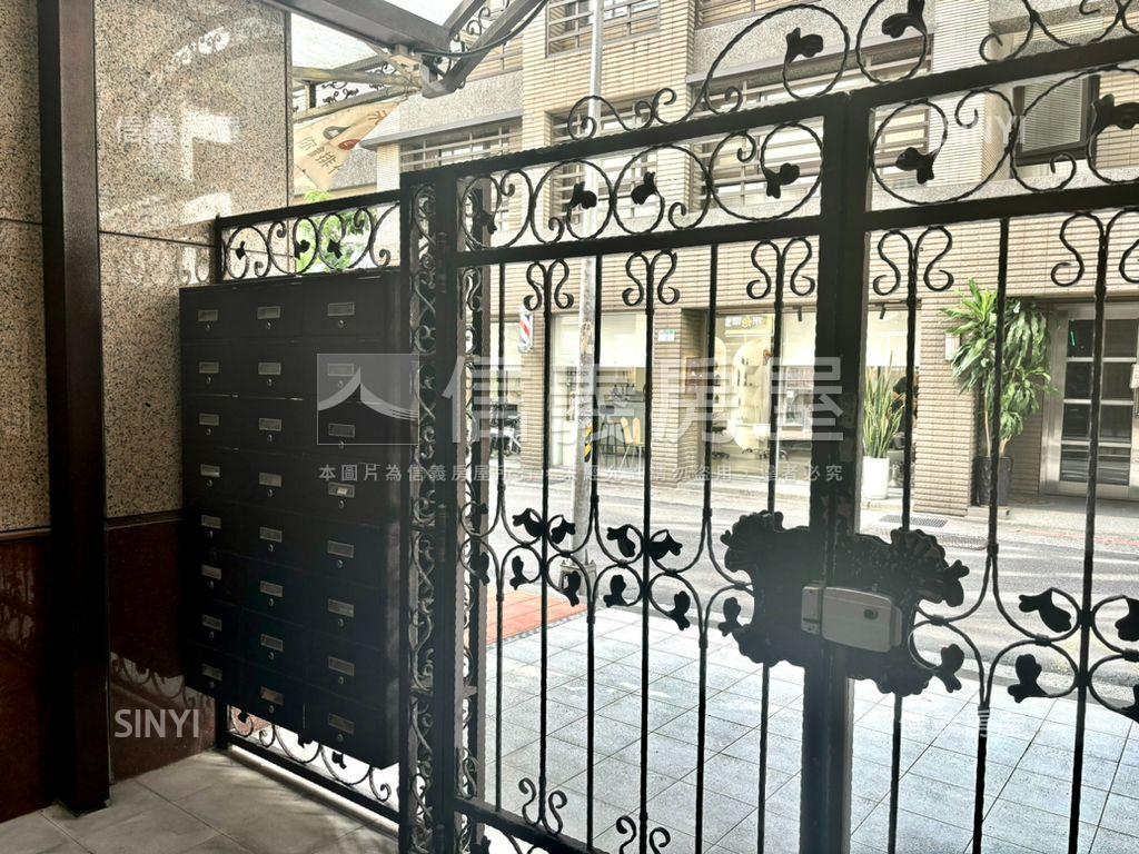 近捷運挑高兩房美邸房屋室內格局與周邊環境