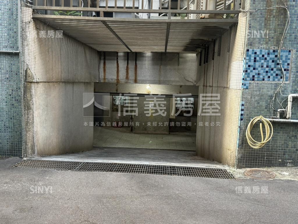 天母電梯華廈附平面車位房屋室內格局與周邊環境