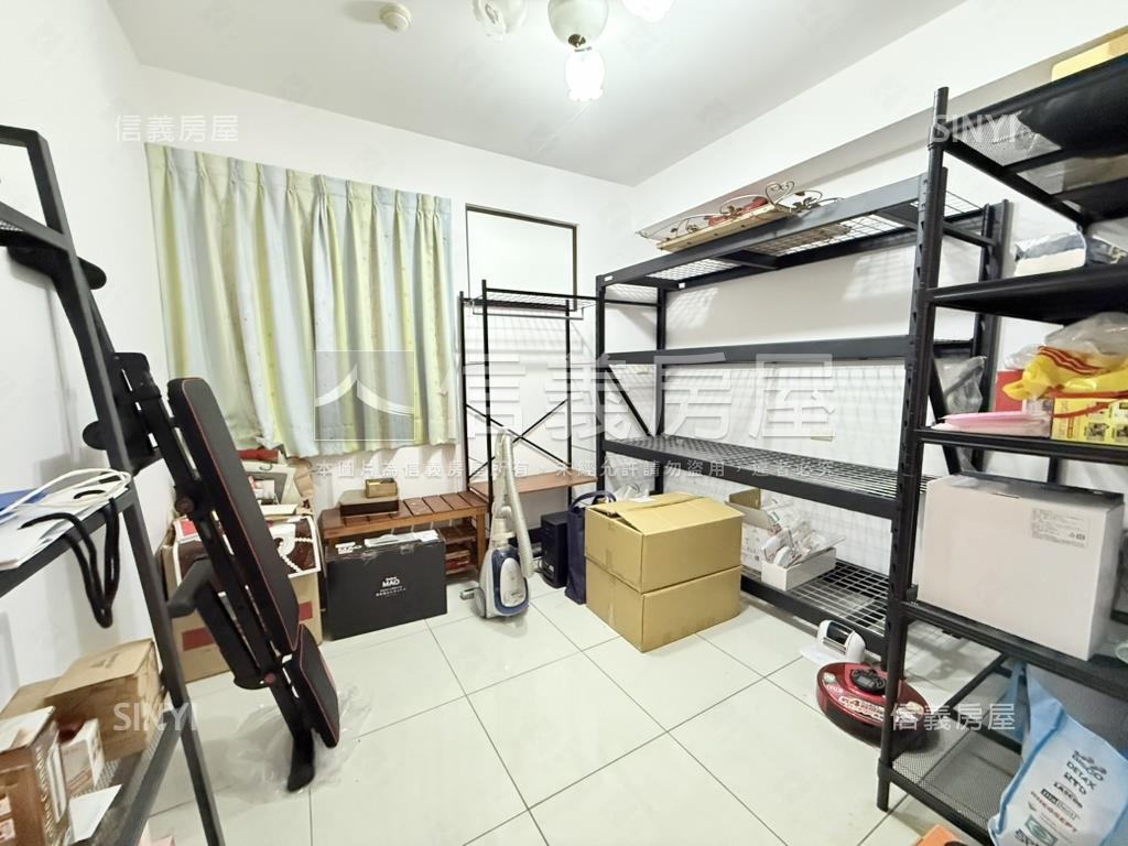 西屯震後次頂樓三房車位房屋室內格局與周邊環境