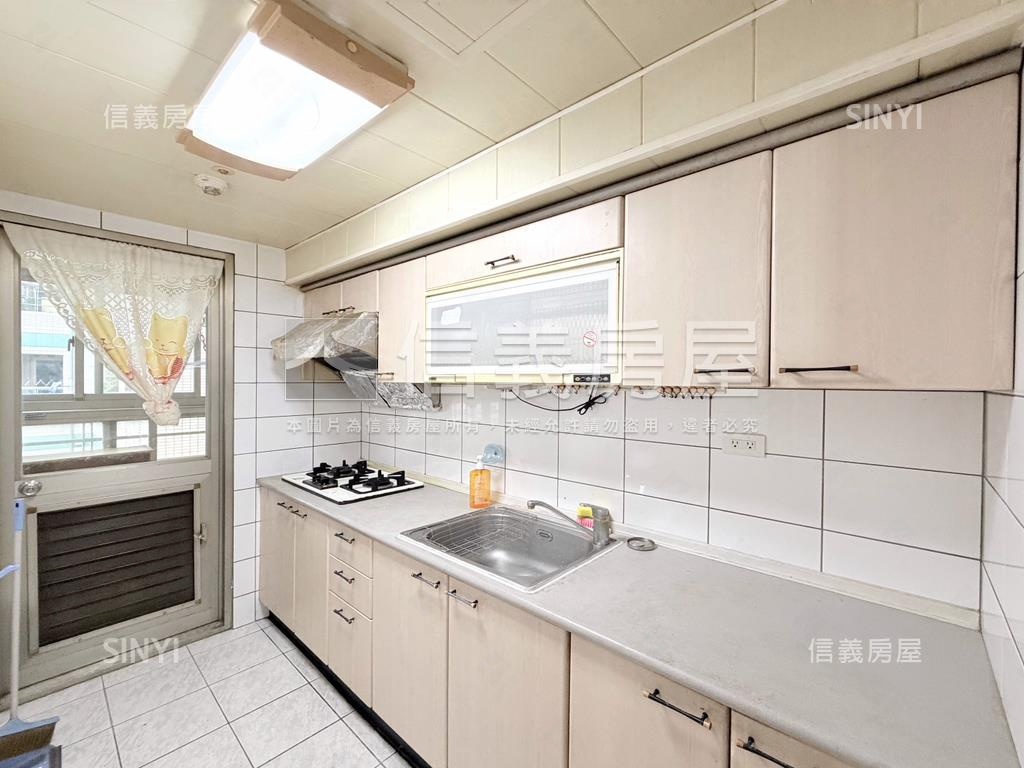 捷運高樓景觀邊間三房車位房屋室內格局與周邊環境