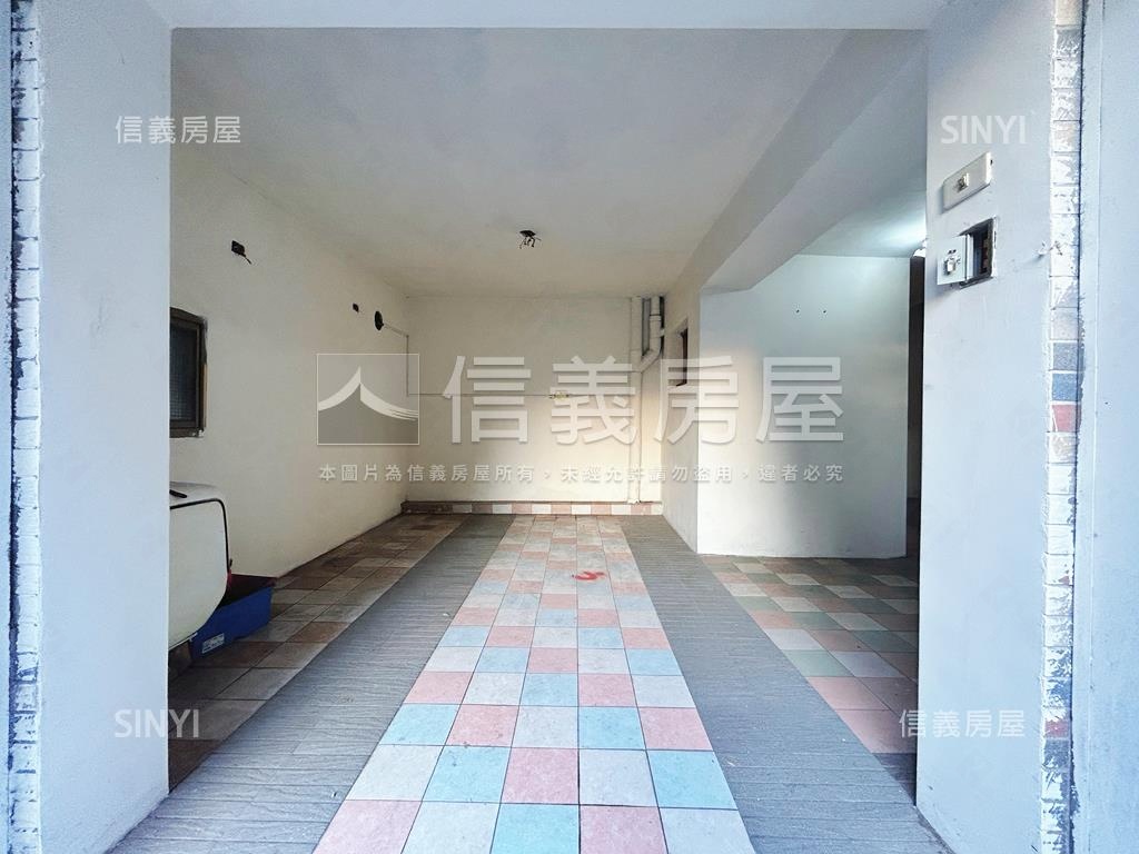 近鳳山車站邊間透天房屋室內格局與周邊環境