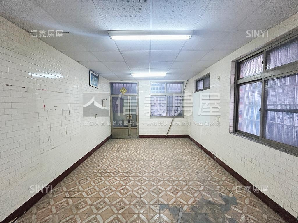 近鳳山車站邊間透天房屋室內格局與周邊環境