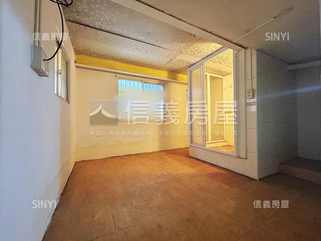 近鳳山車站邊間透天房屋室內格局與周邊環境