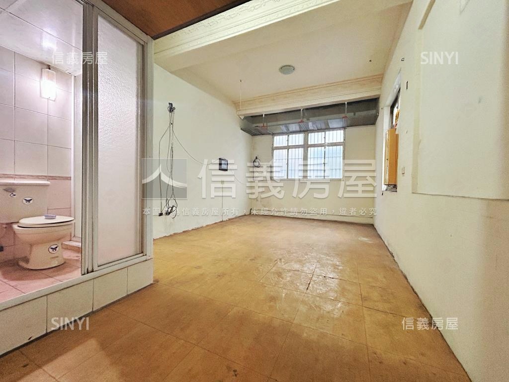 近鳳山車站邊間透天房屋室內格局與周邊環境