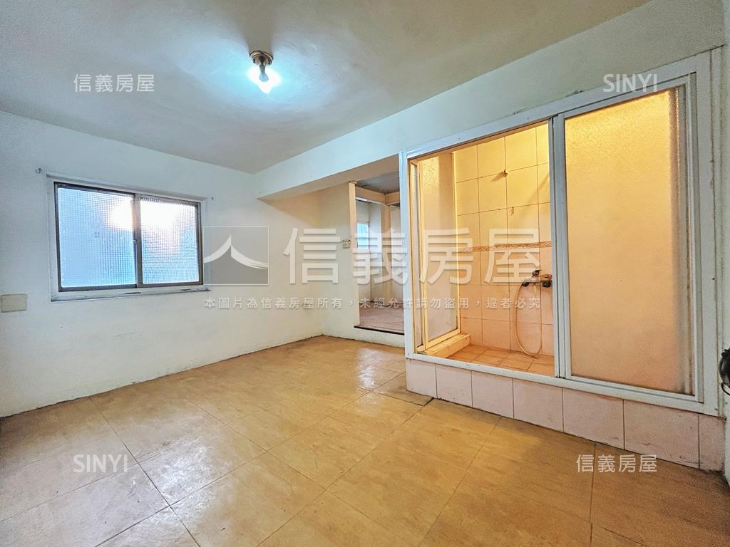 近鳳山車站邊間透天房屋室內格局與周邊環境