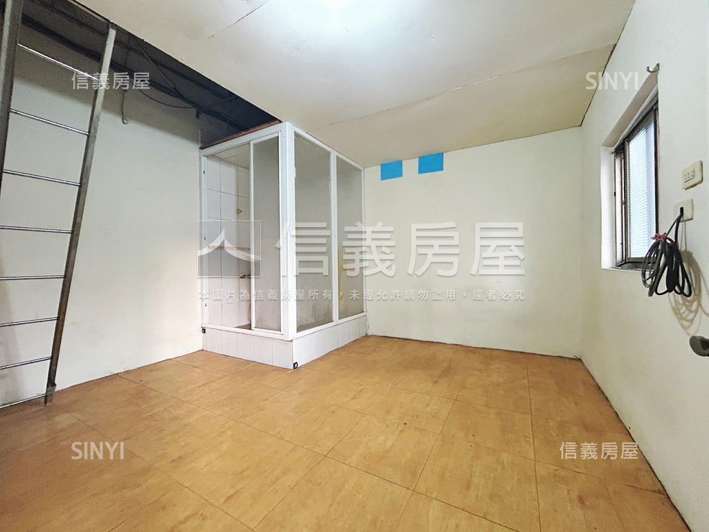 近鳳山車站邊間透天房屋室內格局與周邊環境