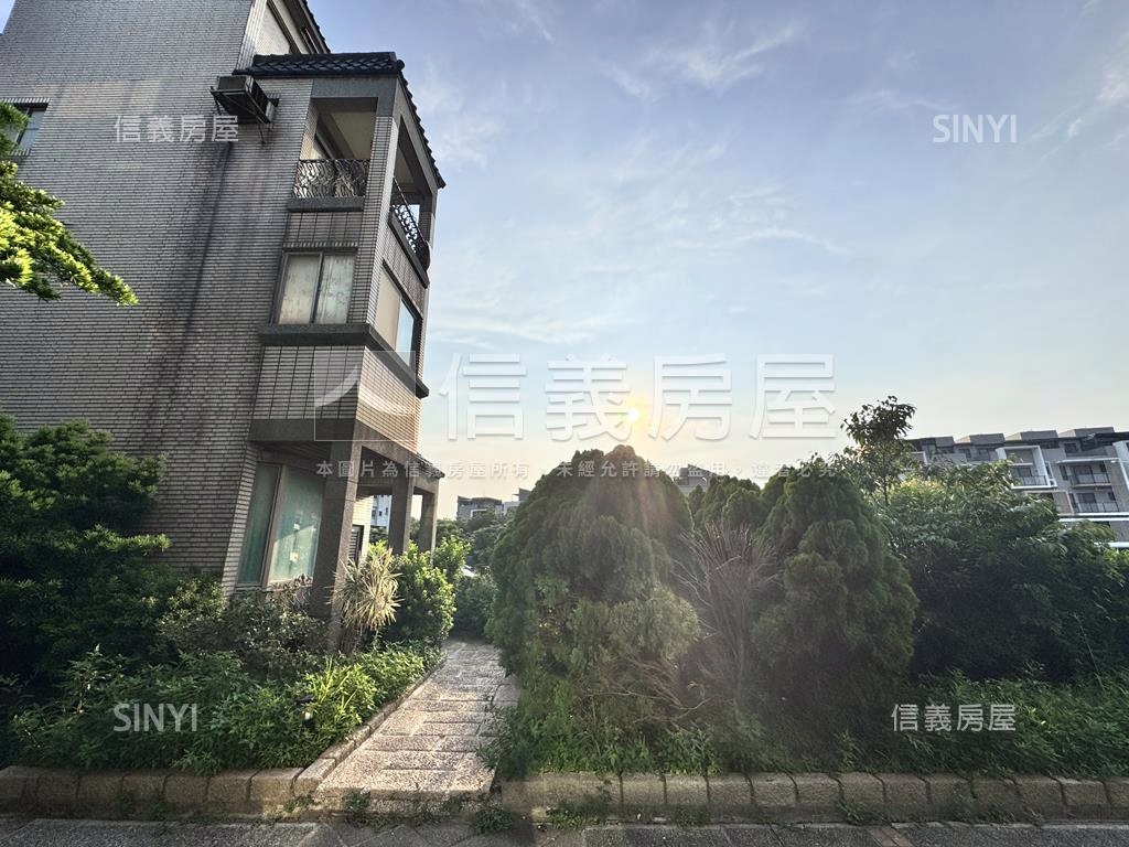 竹北美景車庫採光透天房屋室內格局與周邊環境