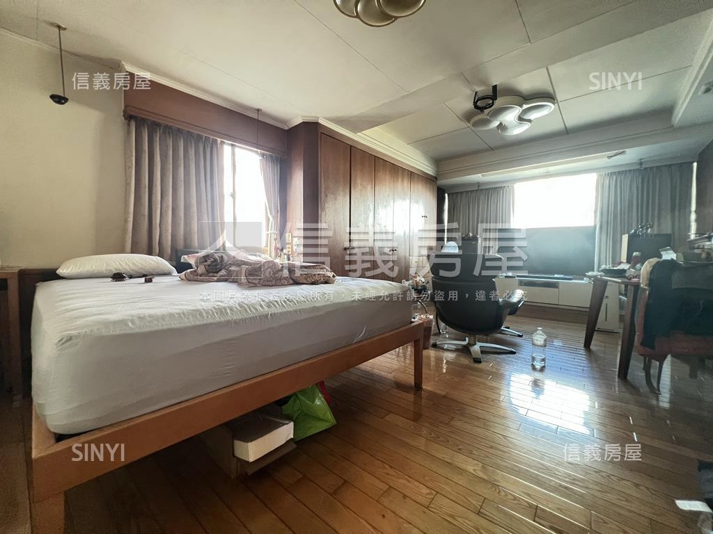 站前。面寬約九米百坪店住房屋室內格局與周邊環境