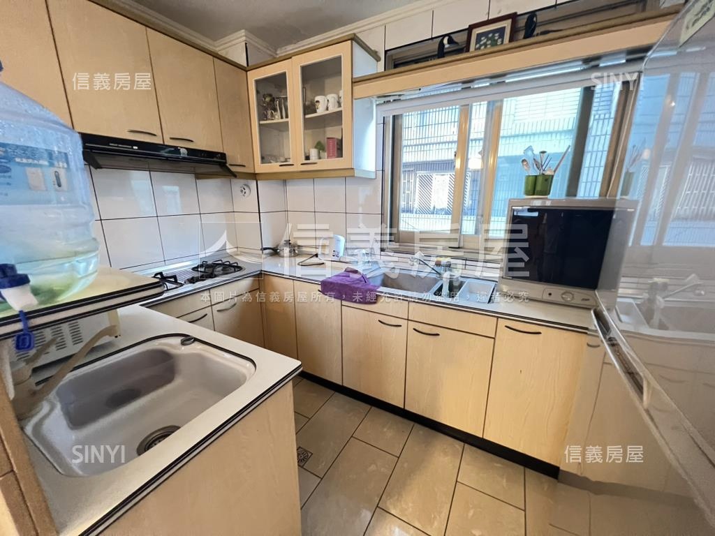 站前。面寬約九米百坪店住房屋室內格局與周邊環境