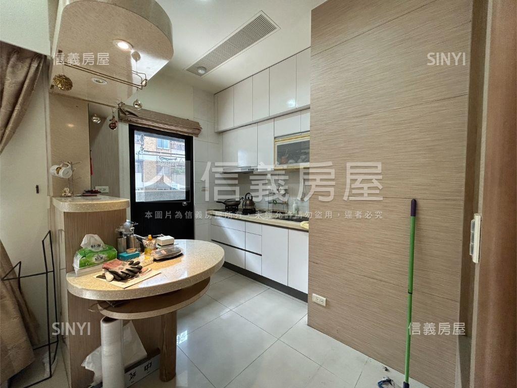低於實登林維港麗２房車位房屋室內格局與周邊環境