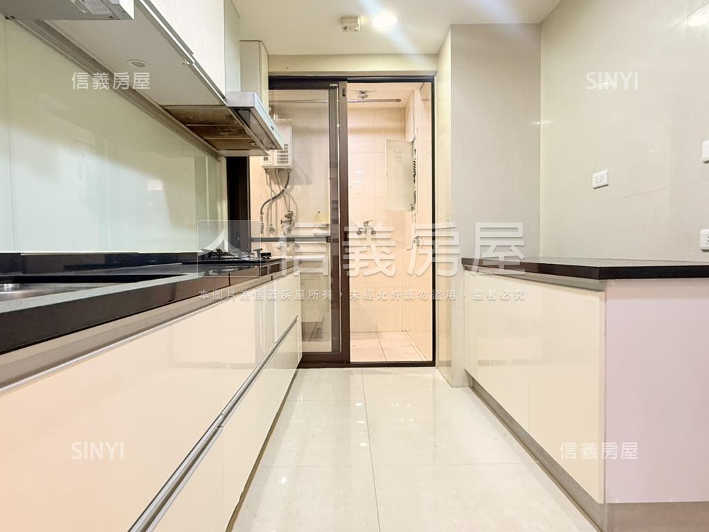 國家世紀館‧層峰豪邸房屋室內格局與周邊環境