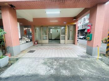 近美商公司臨路店面透天