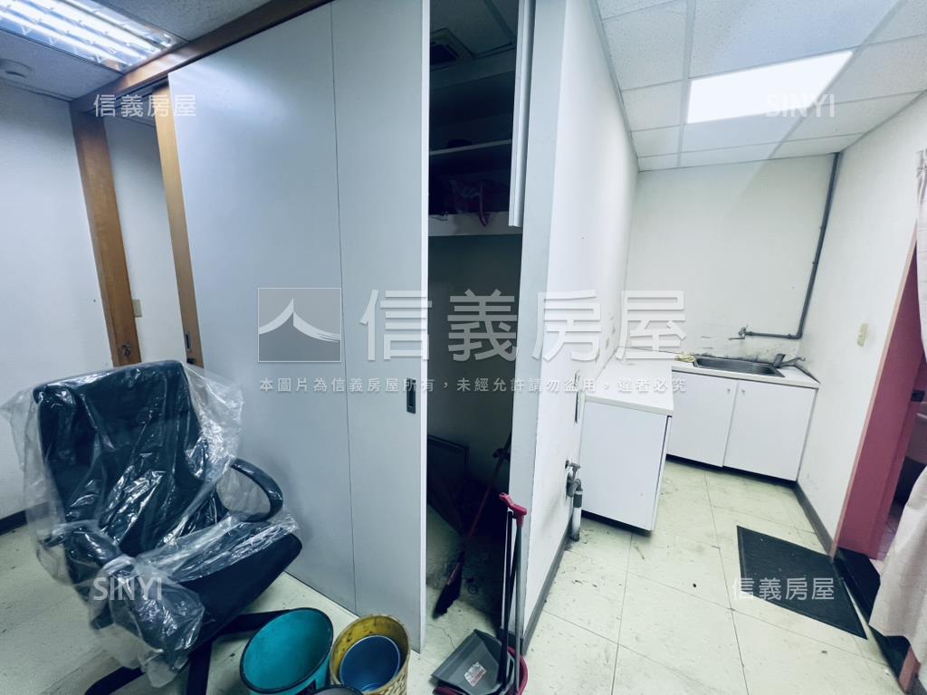 民生西路。稀有百坪金店辦房屋室內格局與周邊環境