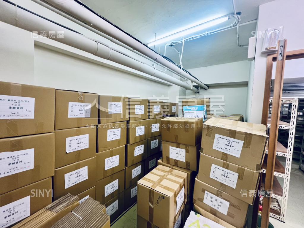 民生西路。稀有百坪金店辦房屋室內格局與周邊環境