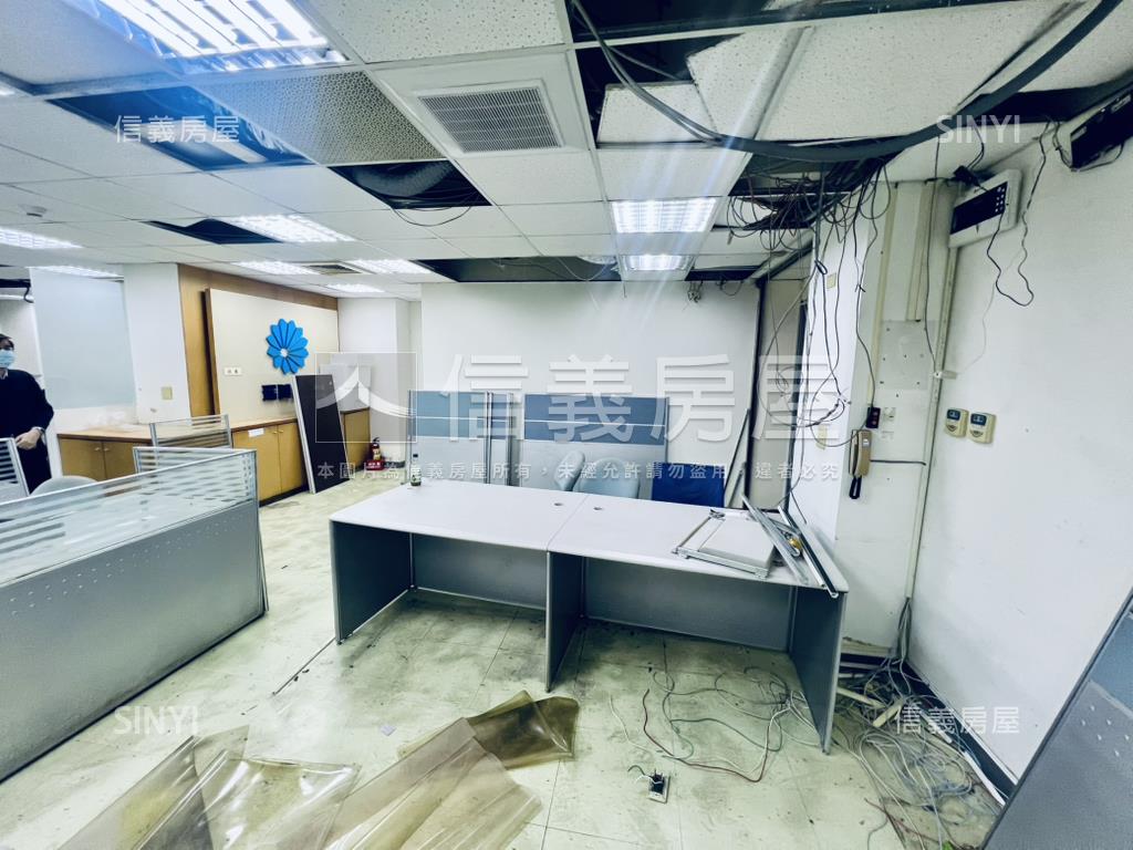 民生西路。稀有百坪金店辦房屋室內格局與周邊環境