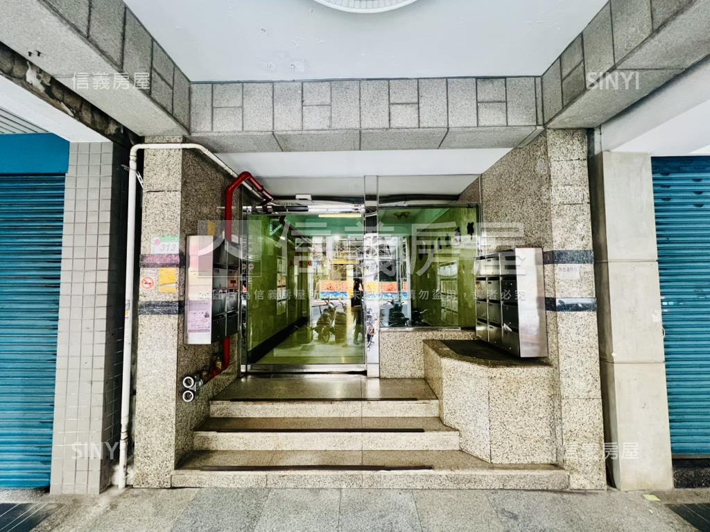 民生西路。稀有百坪金店辦房屋室內格局與周邊環境