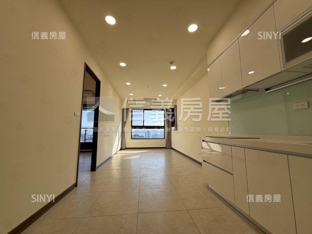 三本。陽光燦爛大套房車位房屋室內格局與周邊環境