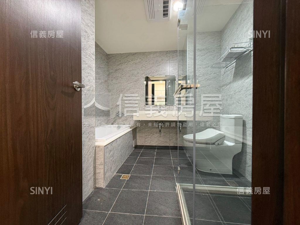 三本。陽光燦爛大套房車位房屋室內格局與周邊環境