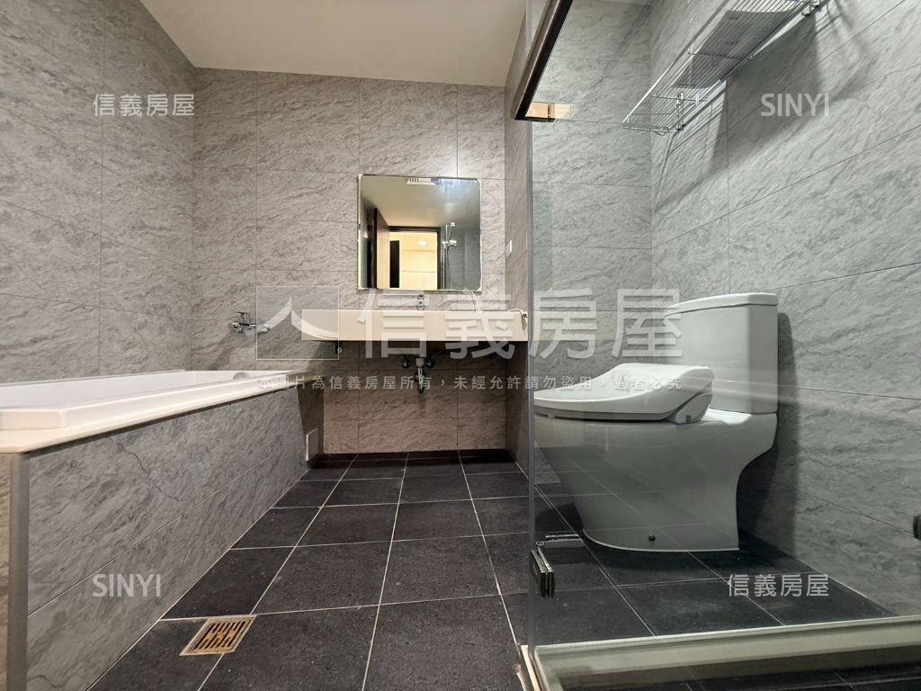 三本。陽光燦爛大套房車位房屋室內格局與周邊環境