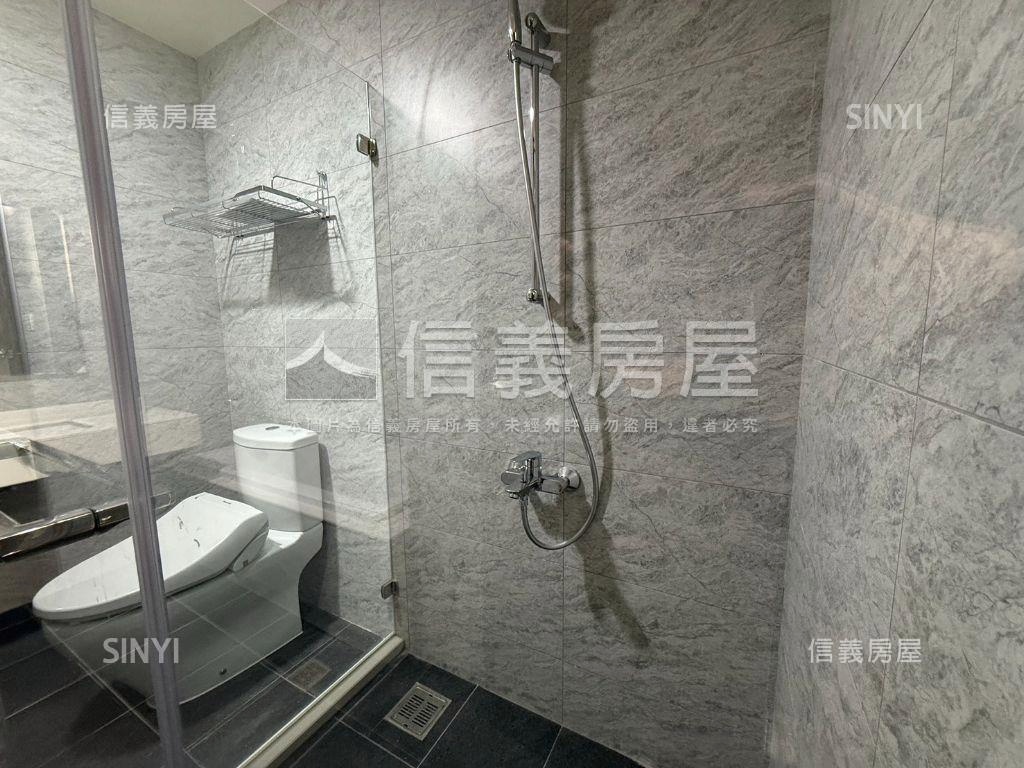 三本。陽光燦爛大套房車位房屋室內格局與周邊環境