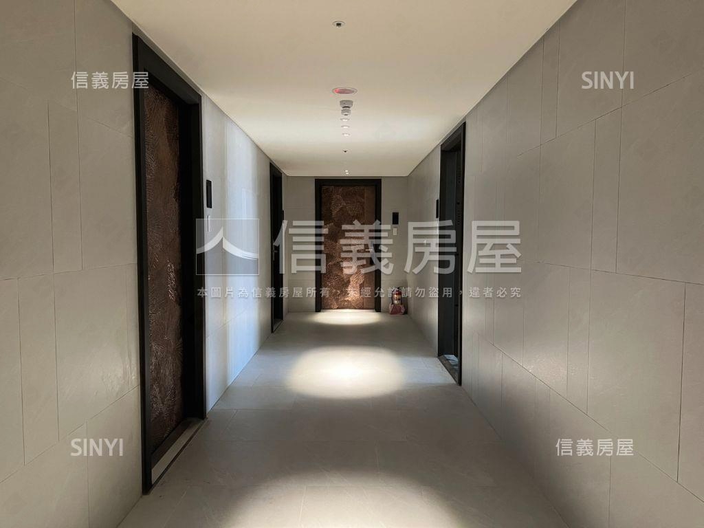 三本。陽光燦爛大套房車位房屋室內格局與周邊環境