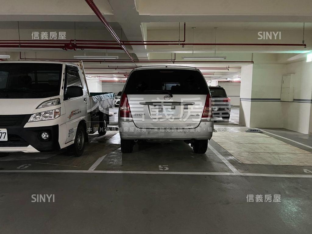 三本。陽光燦爛大套房車位房屋室內格局與周邊環境