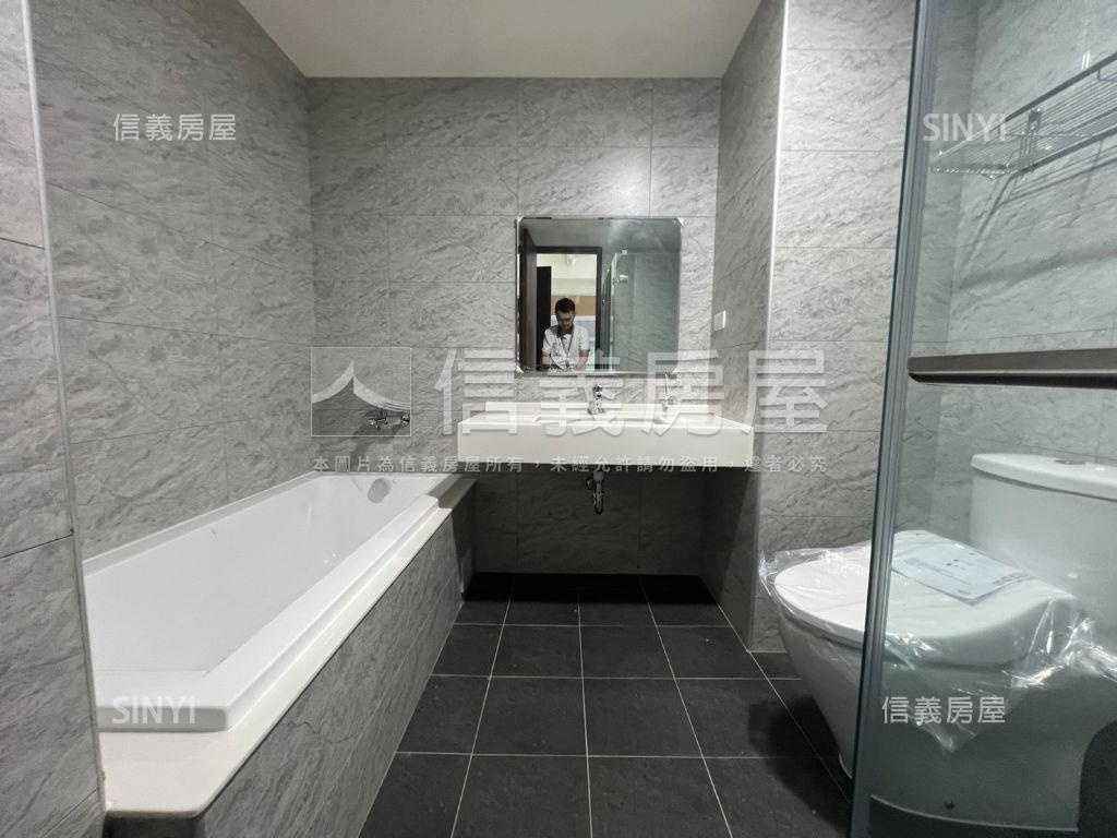 三本。陽光燦爛大套房車位房屋室內格局與周邊環境