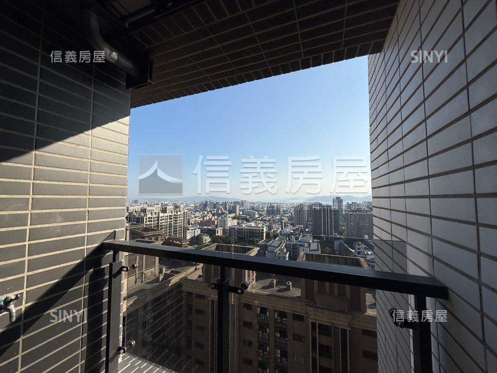 三本。陽光燦爛大套房車位房屋室內格局與周邊環境