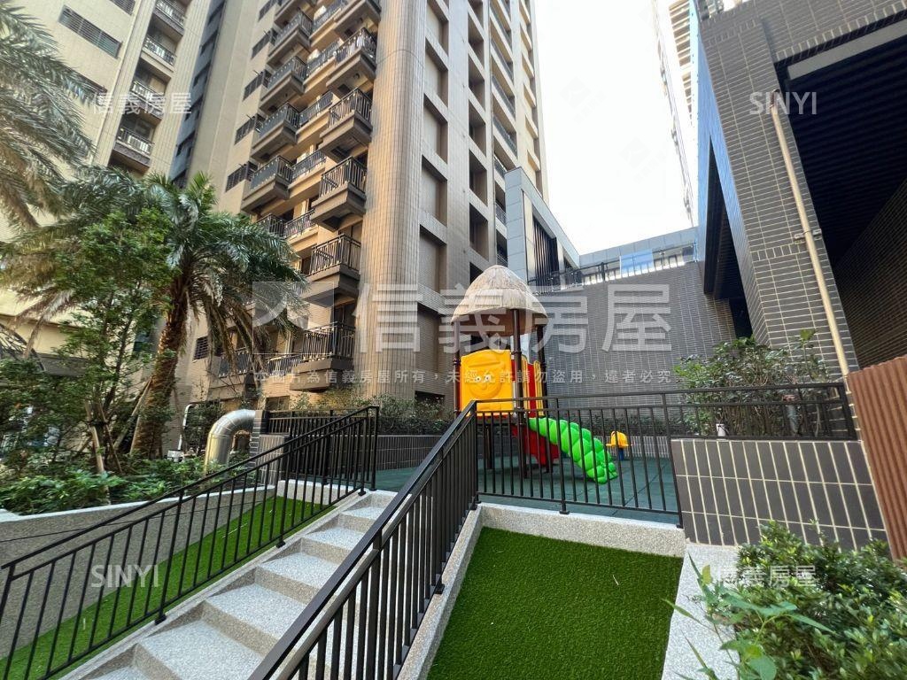 三本。陽光燦爛大套房車位房屋室內格局與周邊環境