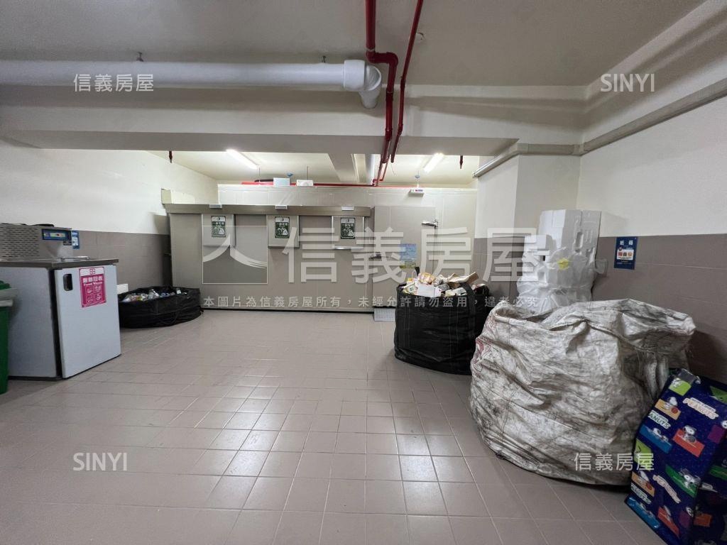 三本。陽光燦爛大套房車位房屋室內格局與周邊環境