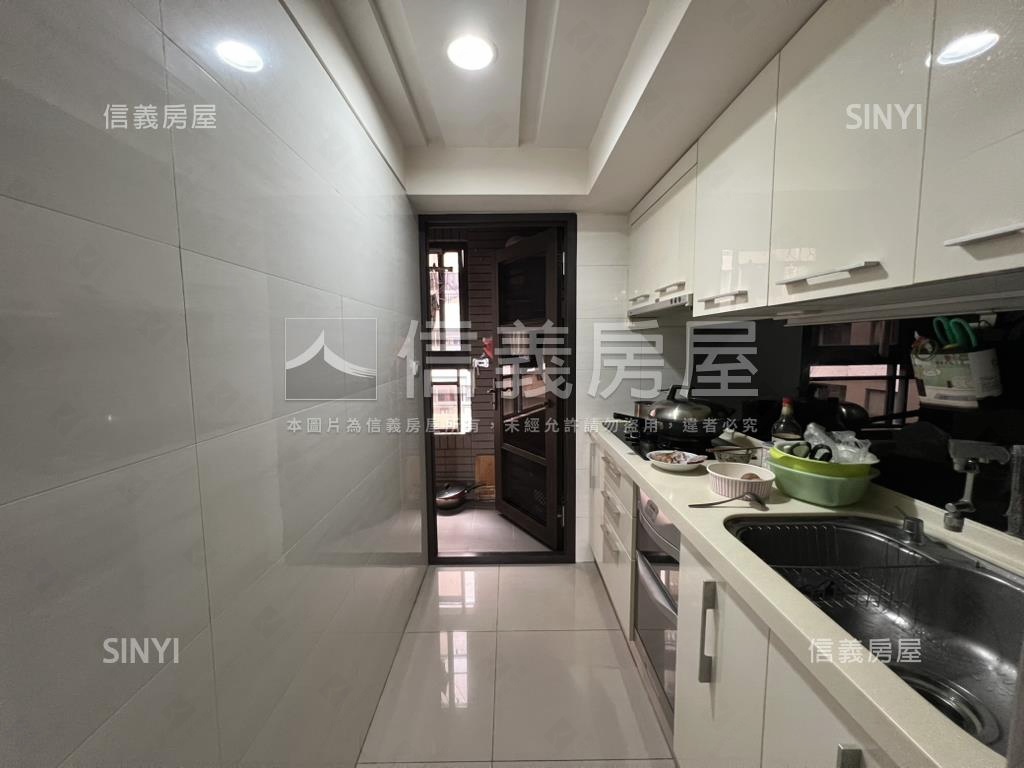 新麗馳視野三房平車。瑰寶房屋室內格局與周邊環境