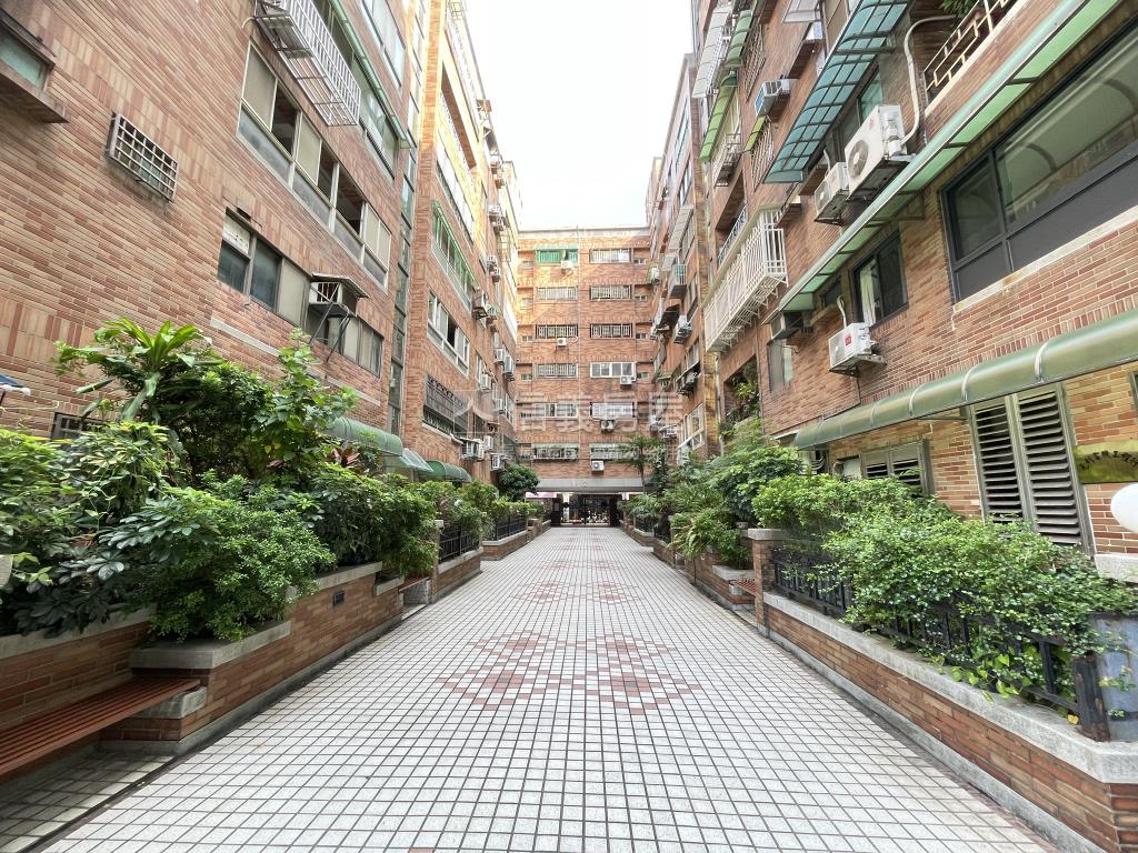 名峰花都三房車位房屋室內格局與周邊環境